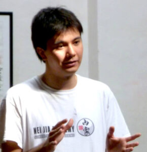 Maestro di Kempo Karate bambini e ragazzi, Ken Michele Agostini. Scrittore ed esperto di cucina giapponese. 